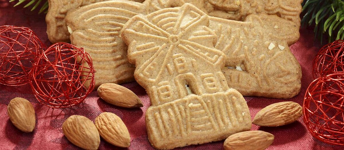 Очень часто спекулос выпекается в форме мельницы, популярного орнамента в Нидерландах. Листайте дальше, чтобы узнать подробный рецепт. Источник: www.tasteatlas.com