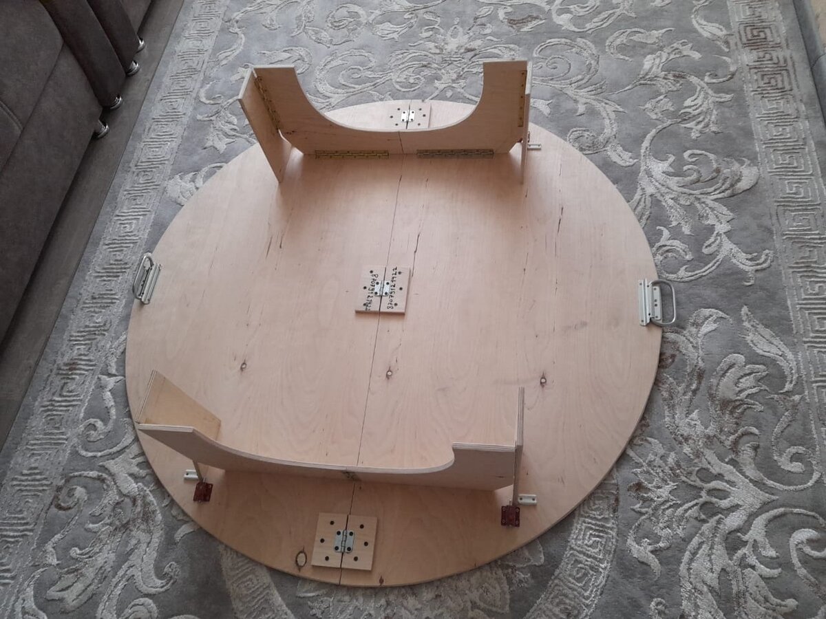 По краям ручки 