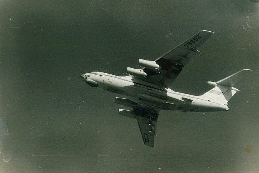 Я вижу в небе серебристый самолет. ИЛ-76 набирает высоту. Фото из открытых источников.