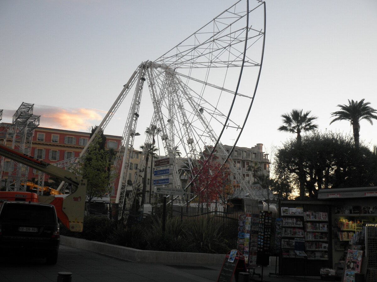 Колесо обозрения в стадии сбора. Фото автора.