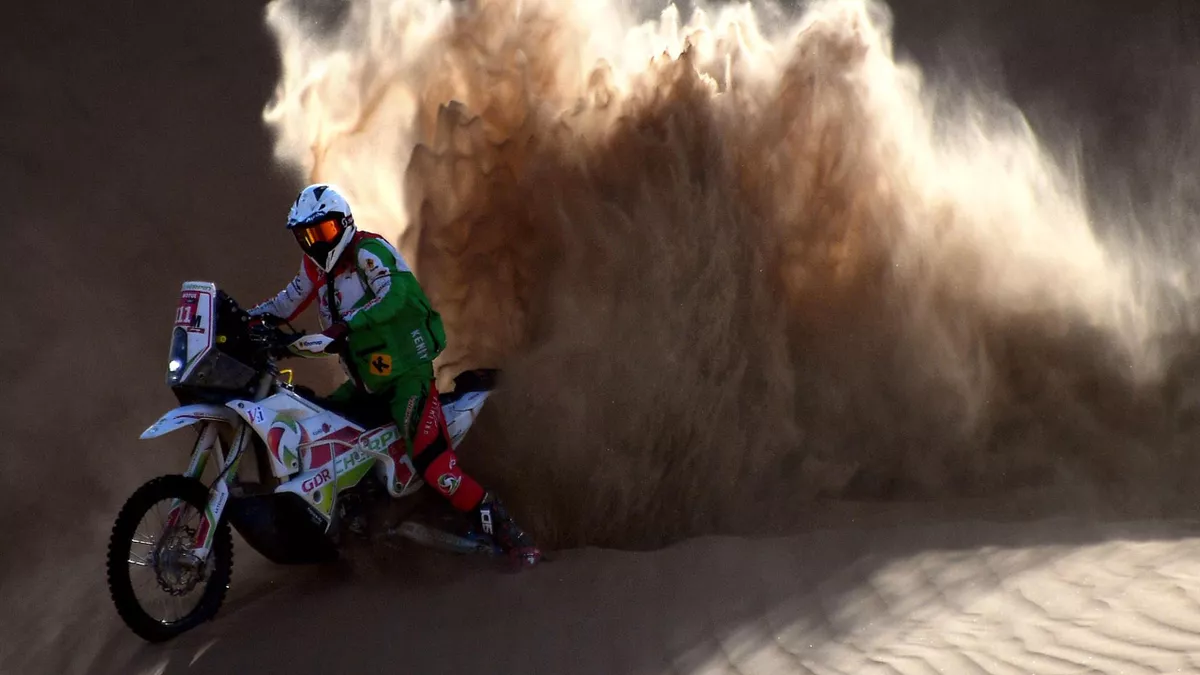 Французский мотогонщик Пьер Шерпен скончался в возрасте 52 лет от травм, полученных на этапе ралли-марафона «Дакар». 
Шерпен попал в аварию во время седьмого этапа, получив серьезную травму головы после падения. Мотогонщика экстренно доставили в больницу, где он был введен в искусственную кому.