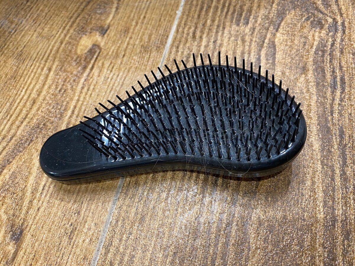 Обращайте внимание на количество волосинок на расчёске и в ванной