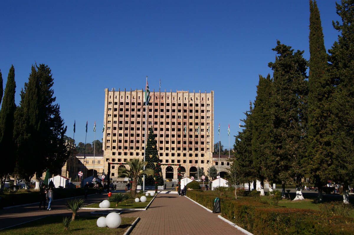 здание парламента в Сухуме