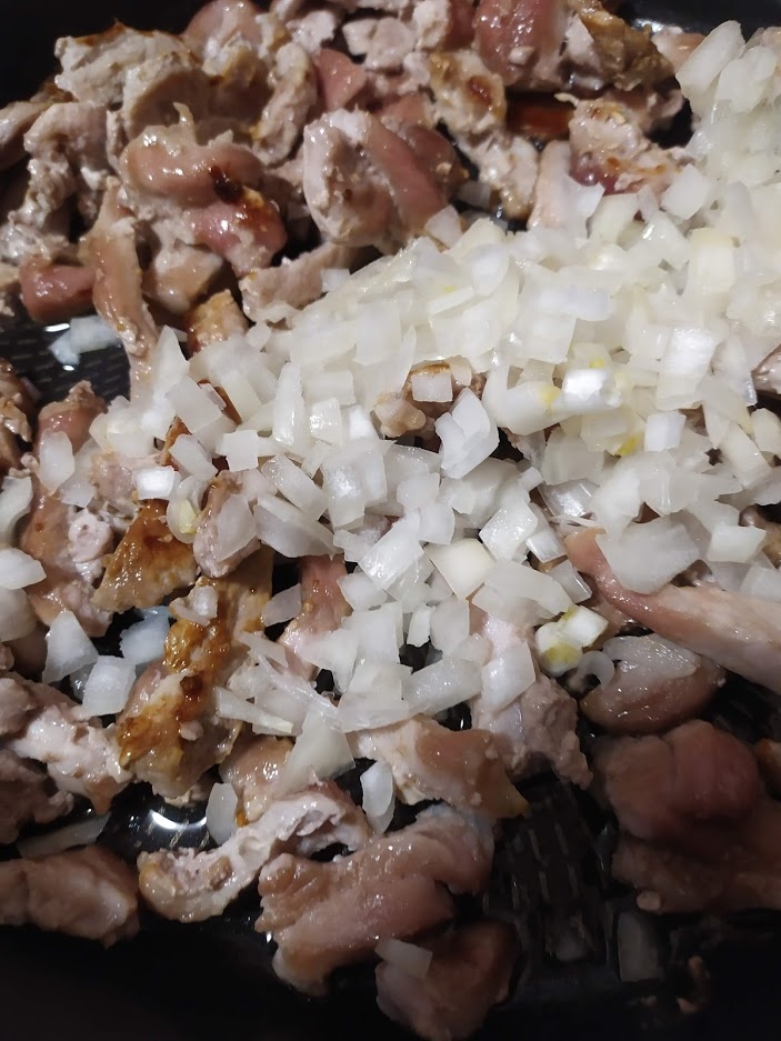 к обжаренному мясу добавим лук