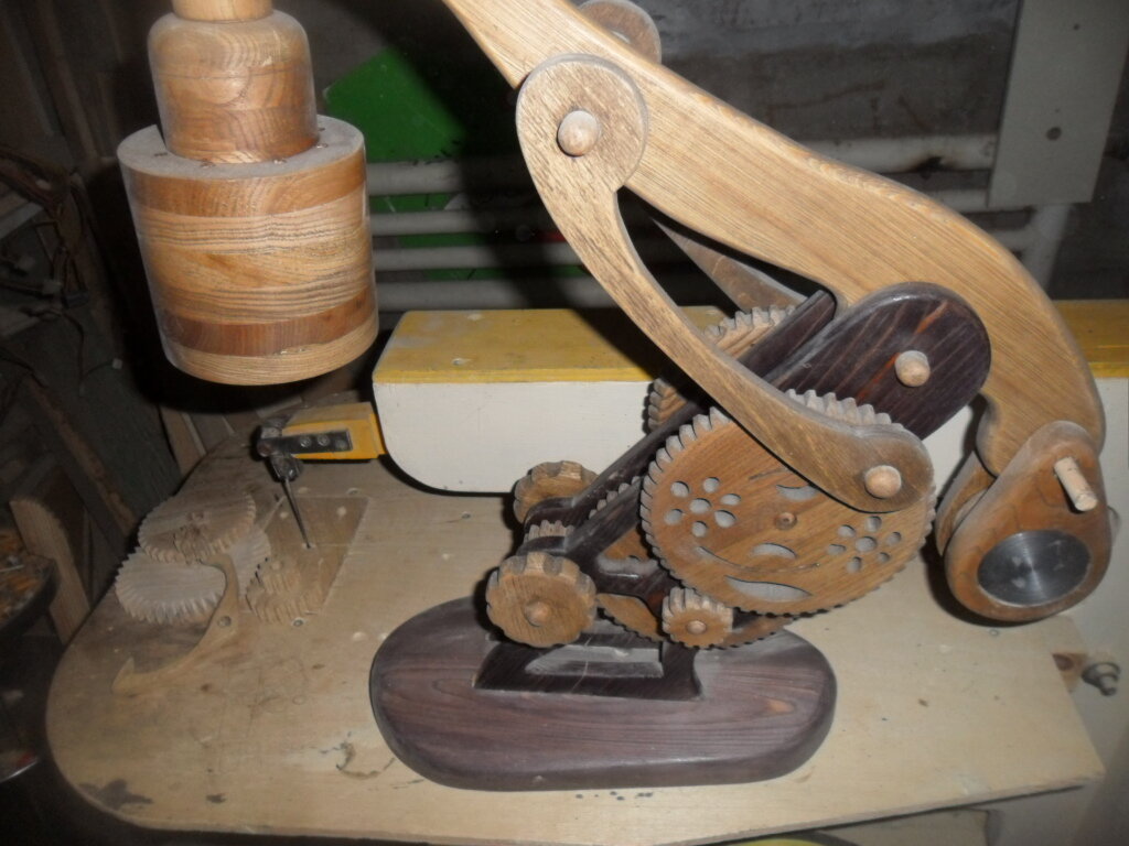 Настольный светильник из дерева.