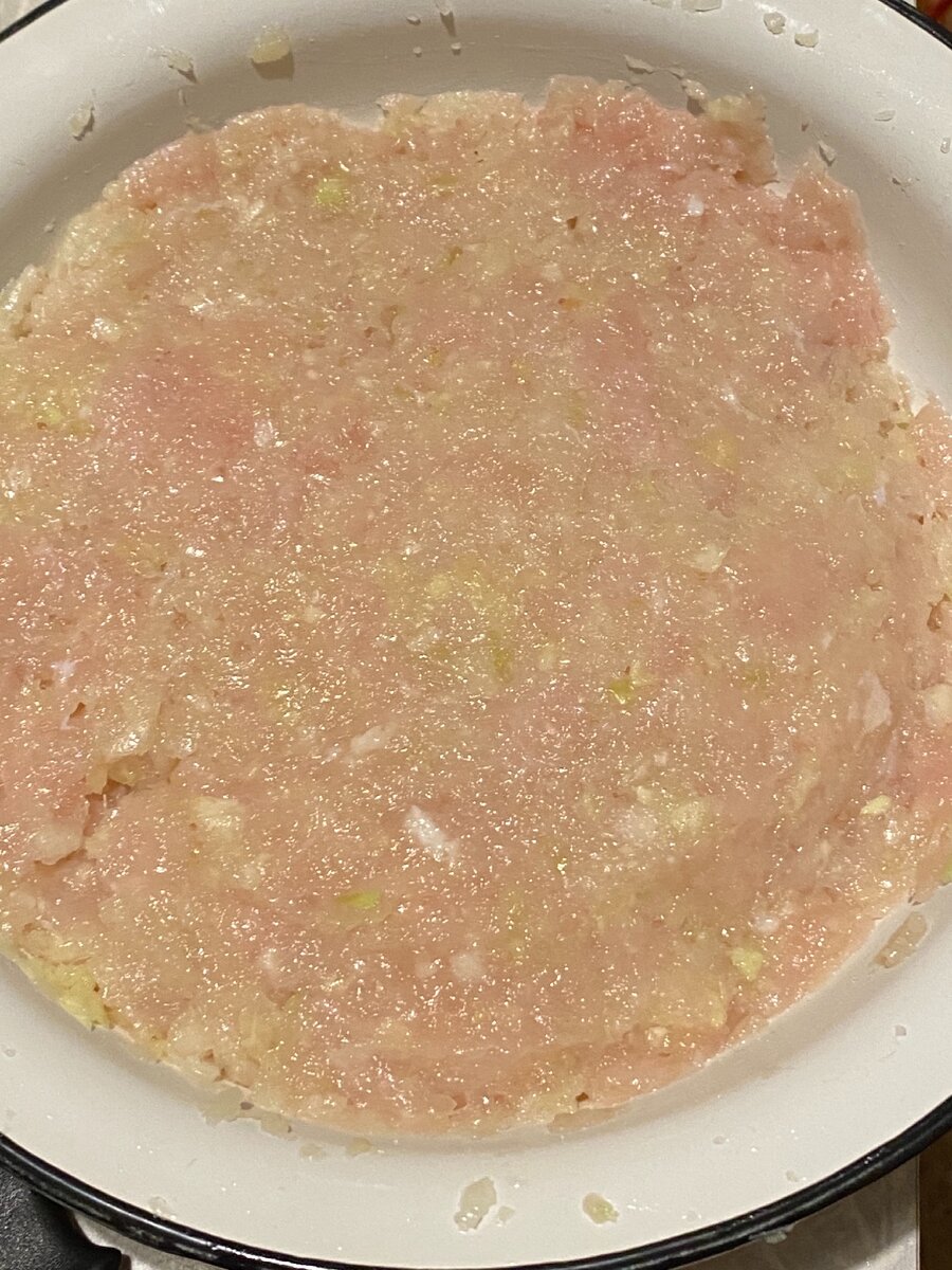 Капуста и мясо курицы прокручены через мясорубку