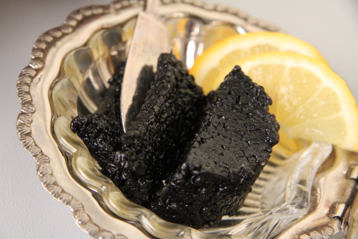 А икру чёрную можно резать ножом