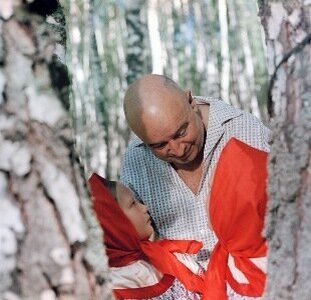 Мне кажется, в каждой стране есть свои новогодние фильмы. Вот в России, например, смотрят "Иронию судьбы". В США, какого-нибудь "Гринча".-4