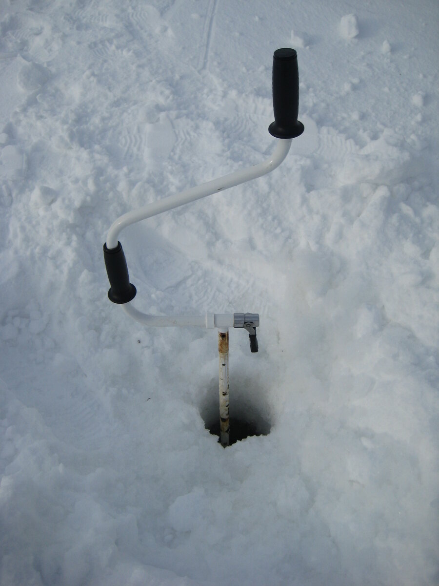 Во второй половине зимы, феврале - марте,  лёд уже под ручку ледобура. Фото автора.