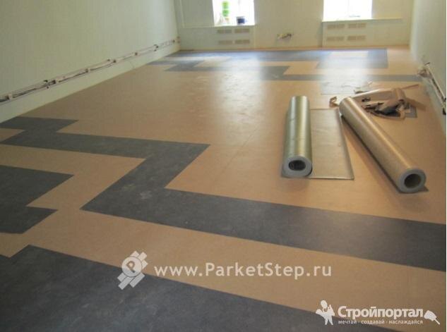 Независимо от типа подобранного линолеума необходимо тщательно подготовить основание. Поверхность пола должна быть ровной, без мусора и остатков предыдущих покрытий. Заранее следует позаботиться о тепло- и шумоизоляции пола. Несоблюдение этих требований приведет к тому, что линолеум после укладки прослужит недолго.