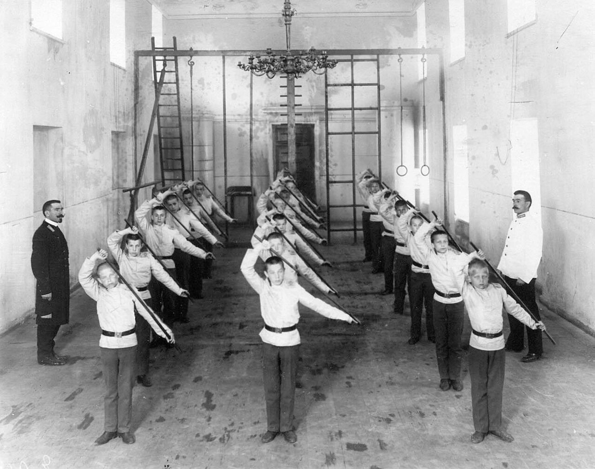 Спорт 20 века в россии. Гатчинский сиротский институт. Гатчинский сиротский институт императора Николая i мужской г Гатчина. Гатчинский сиротский институт Ушинский. Сиротский институт (Гатчина) 19 век.