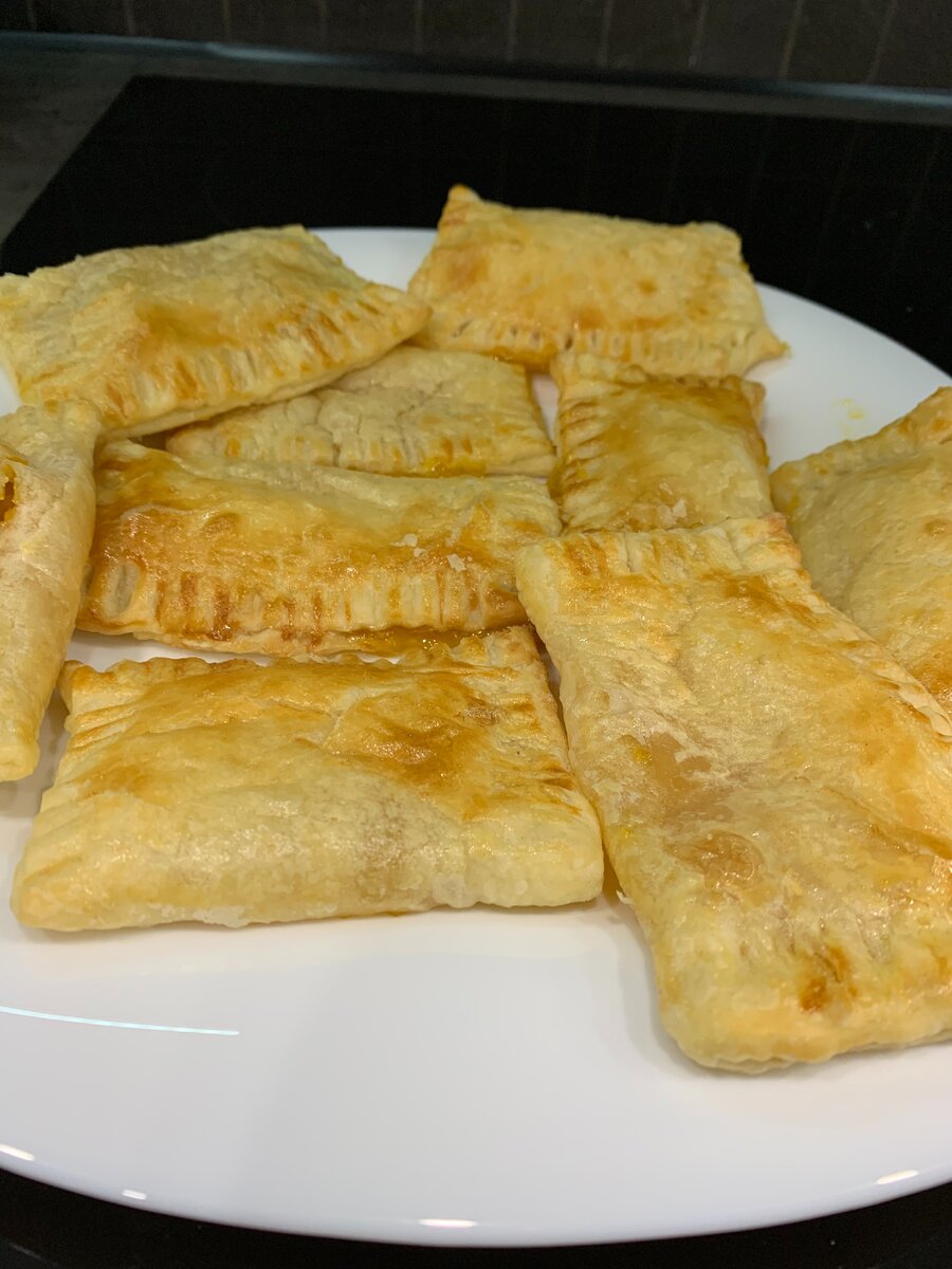 Ароматные и вкусные слоеные пирожки с вареньем