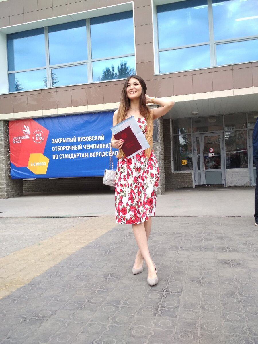 Я на получении долгожданного диплома. Можете поздравить меня в комментариях ^^