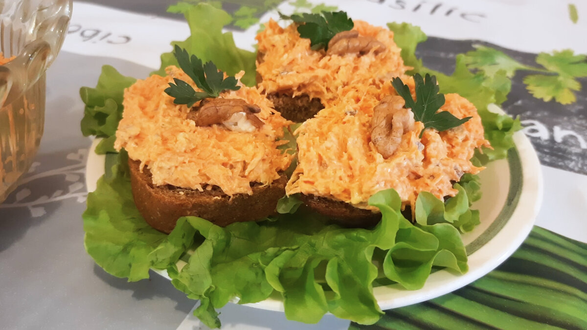 Просто и вкусно — морковь с чесноком и грецким орехом