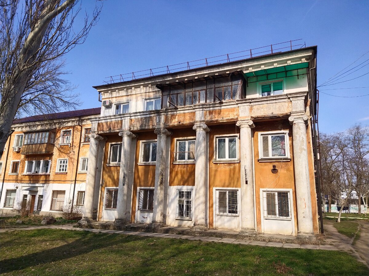 Такое чувство, что  итальянская вилла поглотила панельку