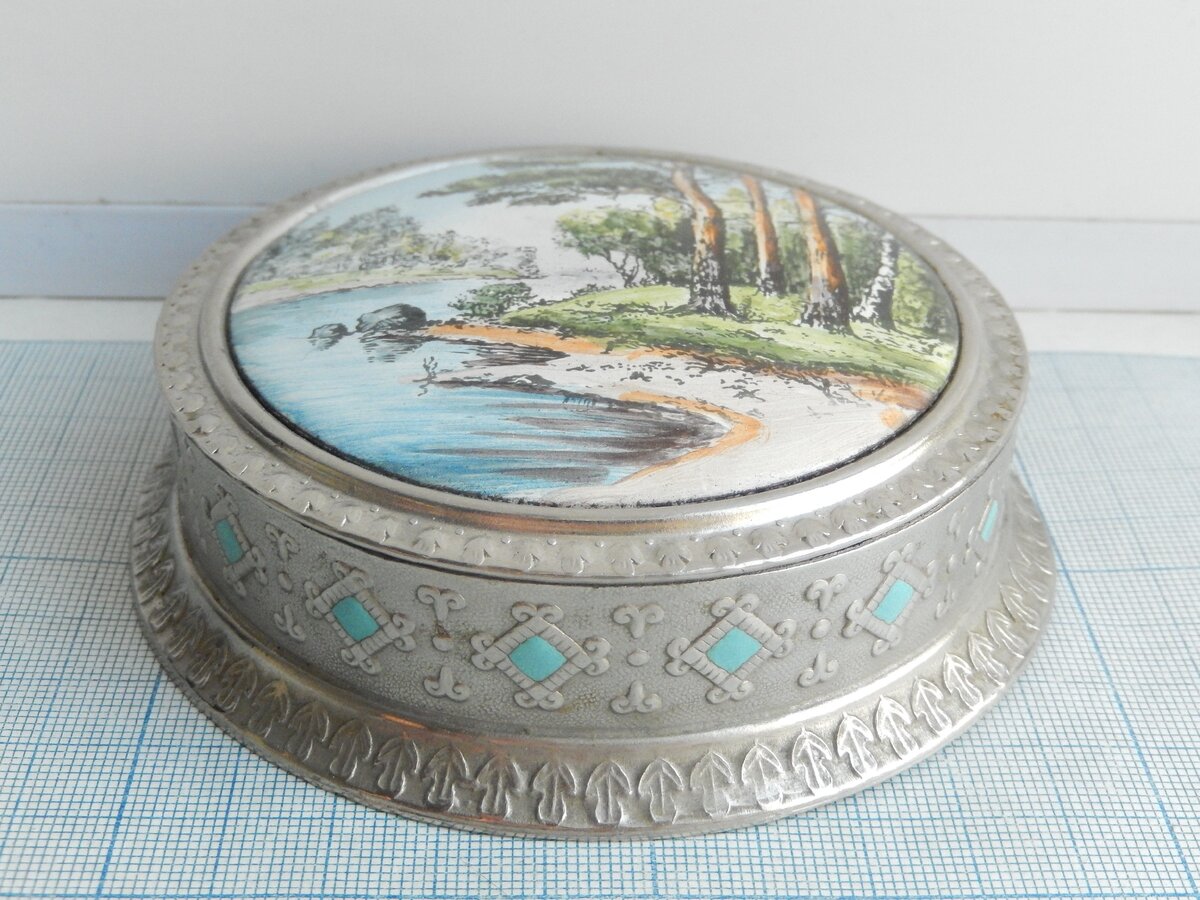 Красавица пудреница с пейзажем на крышке