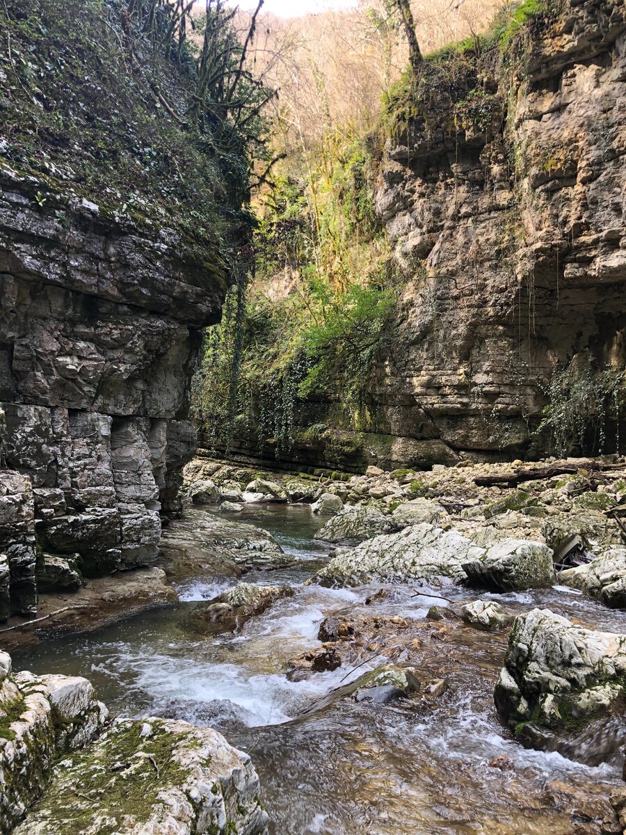 Это долина куда дальше течет горная река после водопада.
