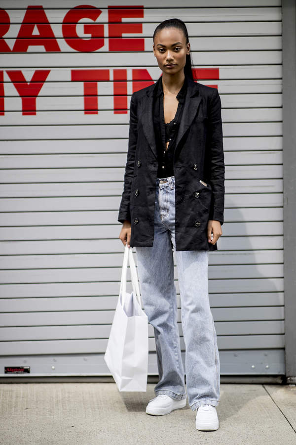 Стильный черный пиджак в сочетании с джинсами и топом или боди - хит лета 2021 года.