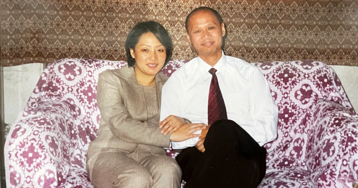 Ин Ли, 51 год, с мужем Грантом Ли, 58 лет. Два десятилетия назад Ин в коммунистическом Китае подверглась преследованиям за то, что отказалась отречься от своей веры в духовное учение Фалуньгун. Её супругу Гранту в ноябре 2003 года удалось вывезти её в Австралию. (Courtesy of Ying Li and Grant Lee)