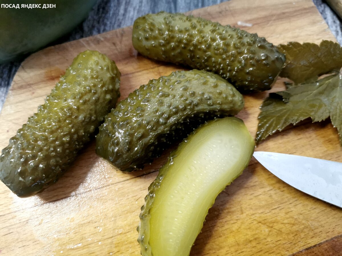 Специально с солёных огурцов начала, чтобы слюноотделение пошло. Крепенькие, хрустящие, с обалденным ароматом чесночка и укропа!