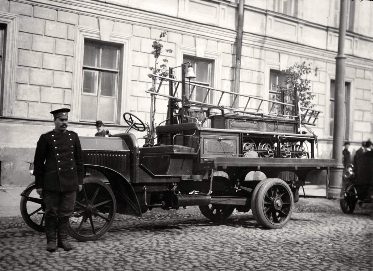 Первые исторические. Пожарная машина Вандерберг 1901. Пожарная охрана Москвы, 1900 год. Пожарная охрана Нижний Новгород 19 век. 1841 Опробована первая паровая пожарная машина.