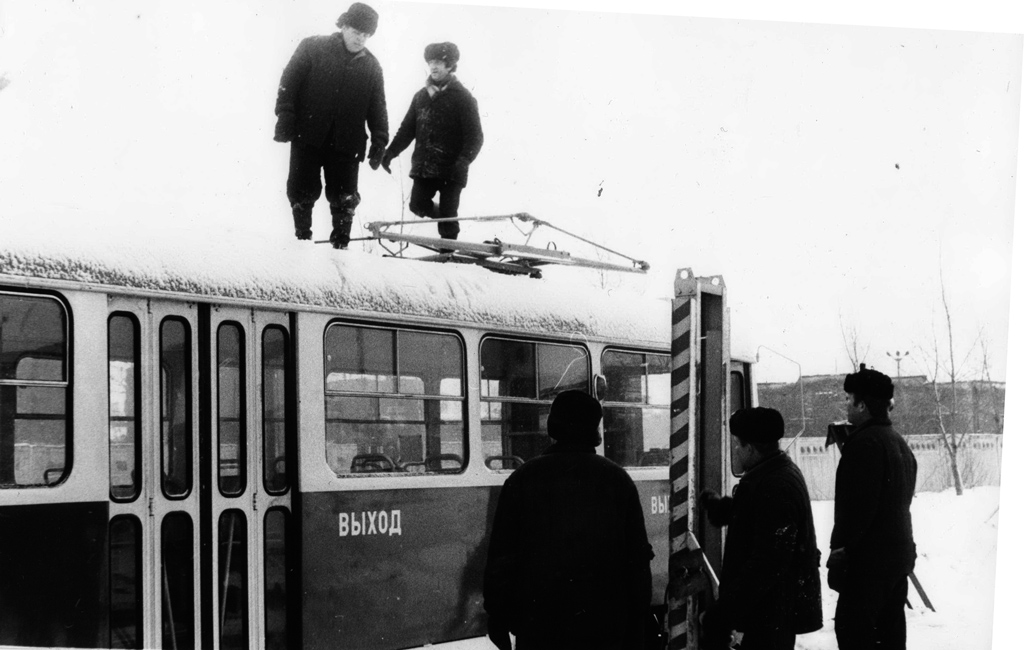 1980-е годы. Приемка нового вагона Т3 на ж/д гейте. На крыше справа - мастер депо №1 Игорь Гликман. Фото из архива МУП "ИжГЭТ"