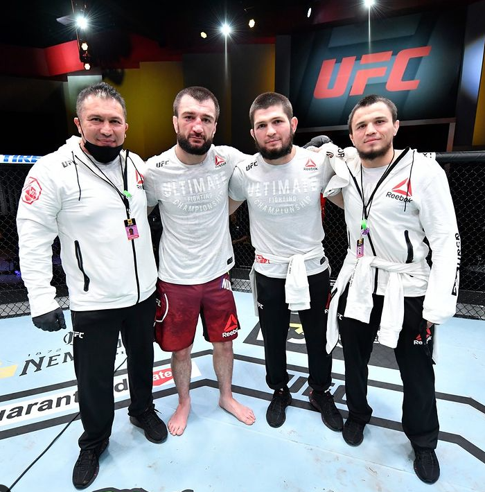 Абубакар и его команда после боя. Фото из официального инстаграм аккаунта UFC Russia. instagram.com/ufcrussia