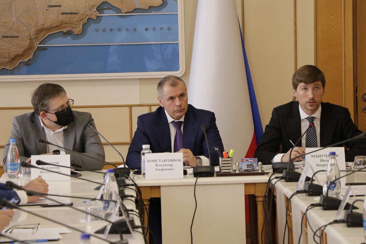 Бумажный носитель информации вызывает у В. Константинова больше доверия