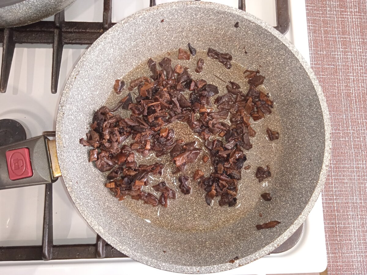 Поджариваю измельчённые грибы (грибы могут быть как у меня - сухие, могут быть замороженные  и свежие).