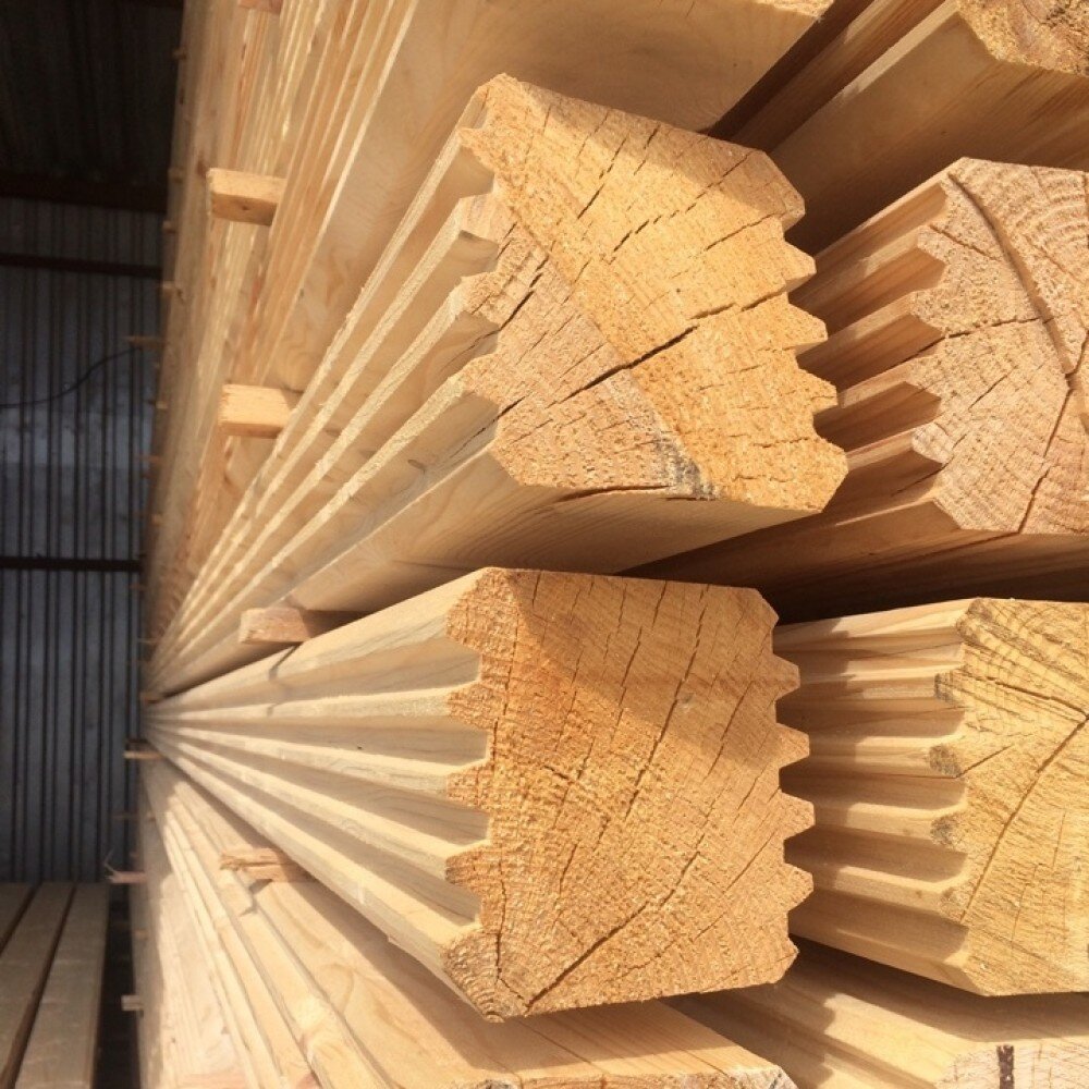 Какие материалы используют профессионалы при строительстве деревянного дома, разберемся в них подробнее.