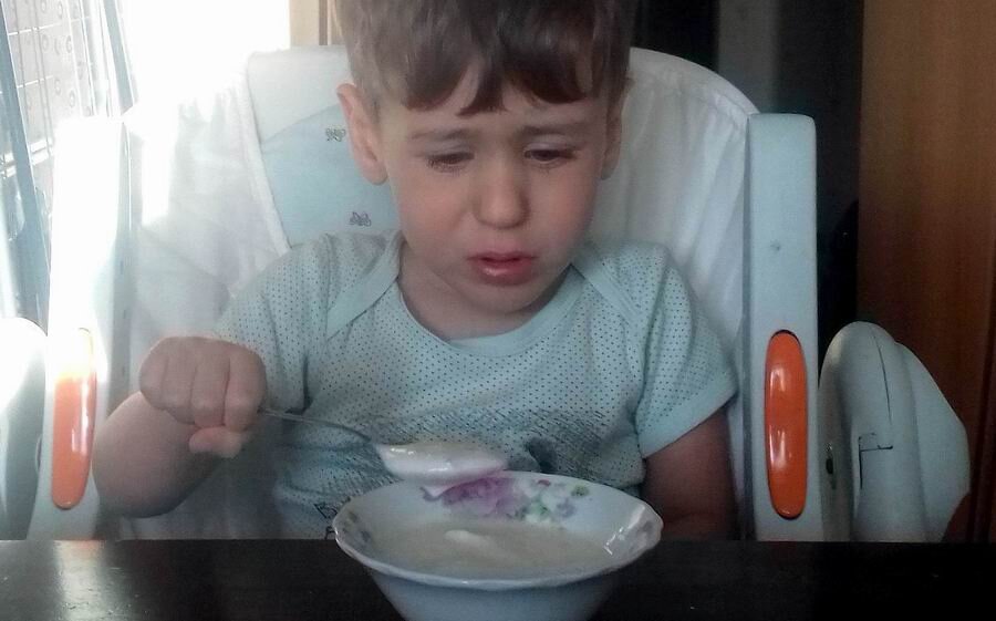 Вот такое печальное питание. Здесь сыну почти три года. ФОТО АВТОРА.