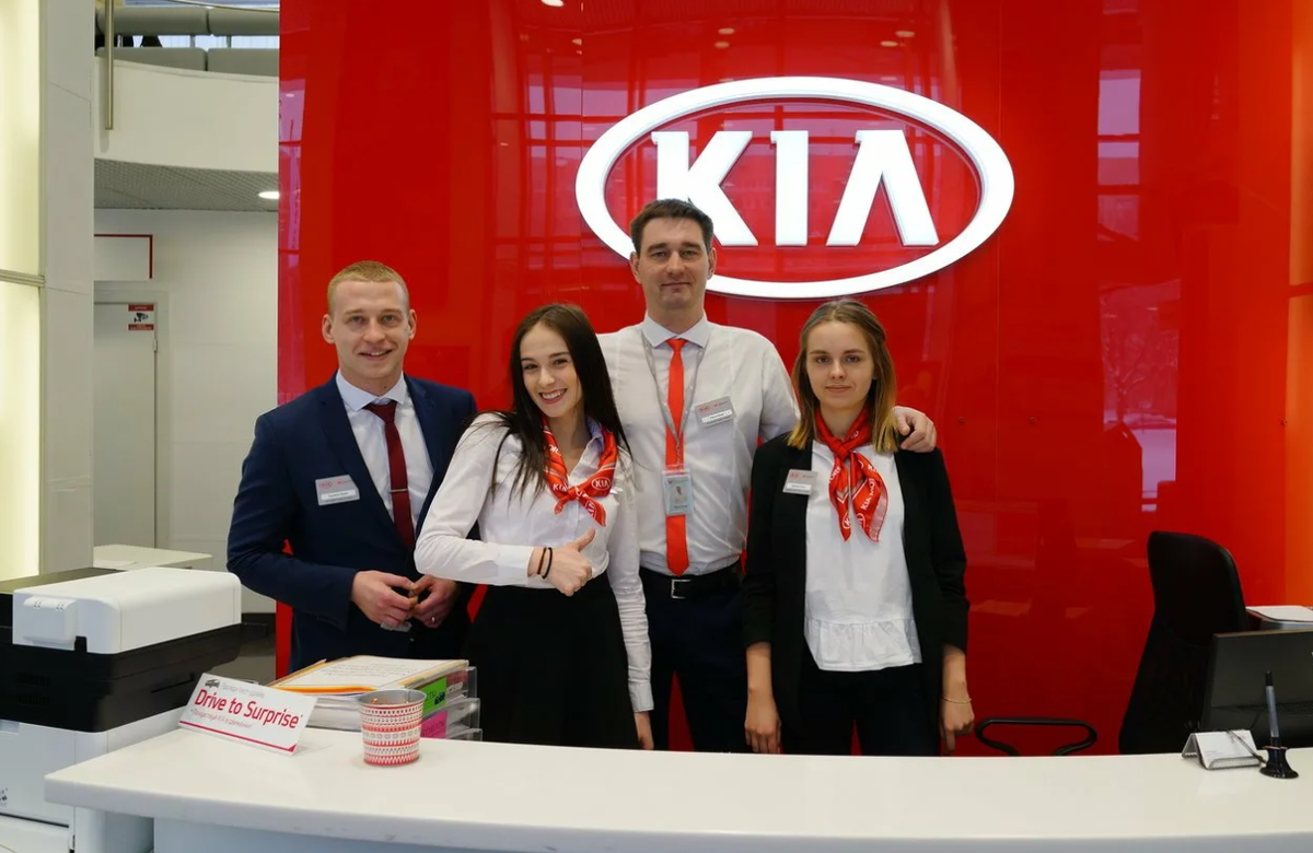 Maximum auto. Kia максимум официальный дилер Киа просп Непокорённых 47. Киа Моторс сотрудники. Персонал дилерского центра Киа. Сотрудники автосалона максимум.