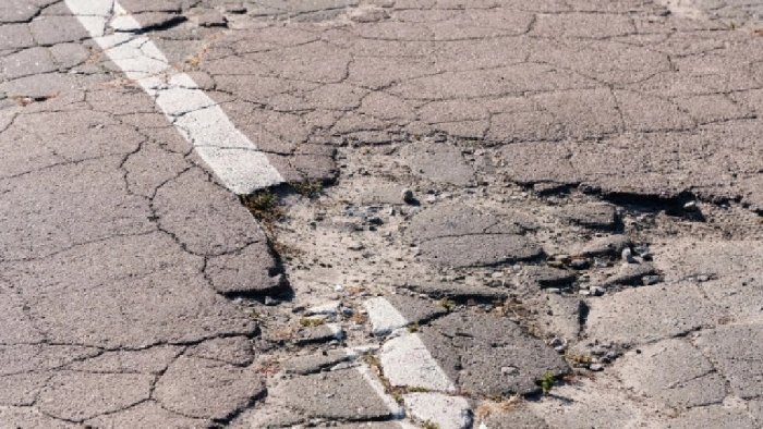 img.freepik.com. Разбитая дорога