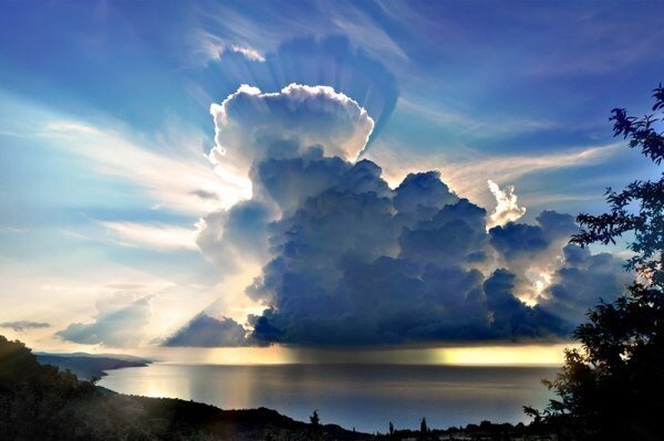 Он сидел на высоком  берегу реки, обхватив поникшую голову руками. 

Вокруг пела свою песню природа. Вода в реке тихо плескалась о берег. Птицы щебетали, летая летая над  водной гладью. Пышная зелень травы и цветов  давали  едва уловимый  аромат середины лета.

Он не замечал всего великолепия природы. Его мысли  далеки от окружающего сейчас мира. Погруженный в неприятности  последнего времени, он не мог  вырваться из оков несчастий,  постигших его. Мысли его витали в памяти прошлых лет. Волна воспоминаний нахлынула на него.  Ища причину несчастий, в диалоге с собой он задавался вопросом:

-  Почему же я одинок и несчастен?                                                                                    Картинки  прошлых лет всплывали в памяти. Вот, он с маленькой дочкой на руках, идет из леса, навстречу жене и друзьям, отдыхавшим  вместе  с ними, в загородном кемпинге.-   -----Ребята,-  весело сообщает он всем, употребляя сленг,- Шизуха косит наши ряды. Мы с дочкой  гуляли по тропке в лесу, разглядывали муравьев на земле. Как вдруг моя дочь, быстро присев на коленки, неожиданно наклонилась и схватила муравья своим ртом. Только  теперь он понял насколько он был счастлив  тогда  в окружении семьи и друзей.

И снова, как темные грозовые тучи, нахлынула тоска и неясность в жизни. Неудачные сделки в бизнесе, долги,  неурядицы, опять ввергли его в темноту уныния.

Окружающий его воздух, вдруг стал душным. Природа, как будто в ответ на его чувства, затихла. Темная туча закрыла все пространство реки, готовая пролиться дождем.

Вдруг  он почувствовал на себе мягкое прикосновение воздуха, толкнувшего его в плечо. Он поднял голову. Перед ним стоял человек в белой одежде.                                     Человек тихо заговорил:                                                                                                         -  Разве  ты не понял причины всех твоих неприятностей. Ценил ли ты минуты своего счастья.  А вспоминаешь ли ты обиды и боль, которые ты причинил близким.  Вспомни как жестоко ревновал и обижал свою жену, как избивал ее. Как в азарте ожидания призрачной прибыли, ты оставил без крыши над головой свою бабушку, вложив ее квартиру в рискованный бизнес.                                                                                                            В окружающем тяжелом воздухе повисла пауза.                                                                -     --  Ты не хотел замечать подаваемых тебе знаков.                                                                                                                                          Он смотрел на человека в белом в немом удивлении,  от непонимания вопроса.  Как будто, услышав его вопрос, человек в белом опять заговорил:                                                        -- Болезни, отказы от сделок- вот знаки, которые ты не хотел замечать. Продолжая, все глубже погружаться в болото неправедности, злобы и обмана. Ты довел себя до одиночества и болезней, не желая остановиться и исправить ошибки.                        Вечный вопрос:                                                                                                                      -  Что делать? -   Застыл в его глазах.                                                                               Тишину вдруг нарушили редкие капли дождя. Брызги дождя вспенили воду в реке. Человек в белом исчез вместе с шумом дождя. Он услышал его последнюю фразу:                 -   Исправь то, что можно исправить, исцелись, недолго осталось.                                             А капли дождя с его головы стекали за шиворот пиджака.  Он Глубоко вздохнул и открыл глаза, почувствовав холод на спине. Осматриваясь по сторонам, он не мог понять сон ли это был.                                                                                                                                 И вдруг среди темных туч  вспыхнул  яркий солнечный луч, как будто освещая его просветлевшее сознание.  Пелена невзгод и тяжести бытия, окутывающая его, вдруг спала.                                                                                                                                         Мир вокруг засиял яркими бликами  солнца на воде. Глядя на небо и реку, он стал спокоен и счастлив, осознав, что все меняется в жизни, как и мир вокруг.                           Поднявшись с земли, он быстрыми шагами пришел к себе в офис.  Нетерпеливыми движениями набрал номер на телефоне, как будто боялся растерять открывшуюся цель.     В трубке телефона в ответ на звонок он услышал родной и любимый голос жены.                                 Внутренний мир его изменился.  Он  ушел из бизнеса, но  успел изменить ситуацию в семье. Осознание счастья не покидало его до конца дней.

В рассказе использованы фотографии из галереи фоторабот Натальи Журавлевой.