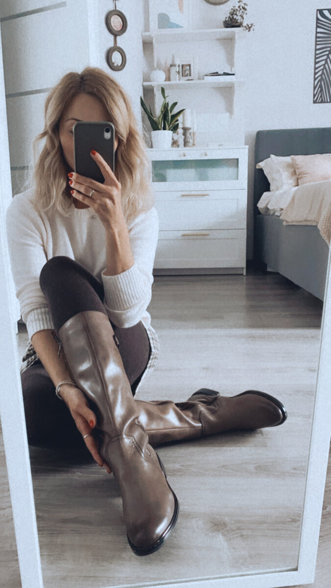 Сапоги из натуральной кожи с эластичной вставкой в задней части и функциональным ремешком, который помогает подстроить обхват голенища под полноту икры. На мне сапоги Caprice, юбка и джемпер Zolla, плотные колготки с кашемиром Calzedonia.