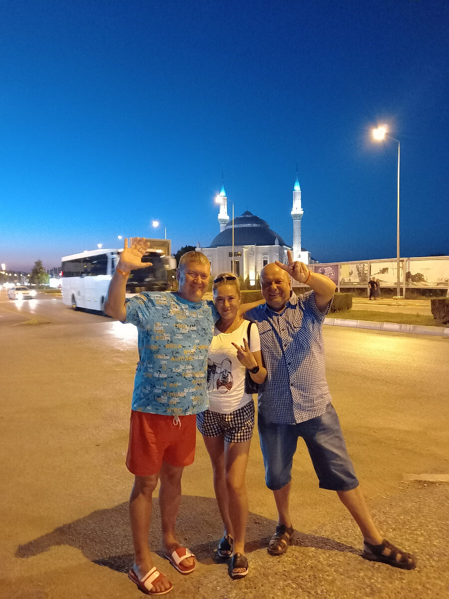 Друг с женой и мой муж Андрюшка! (справа)