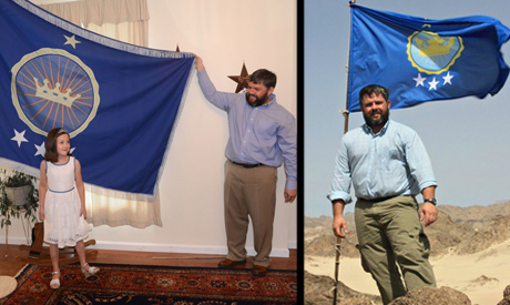 Фото из открытых источников. Джереми Хитон со своей дочерью на фоне флага с гербом Королевства Северный Судан