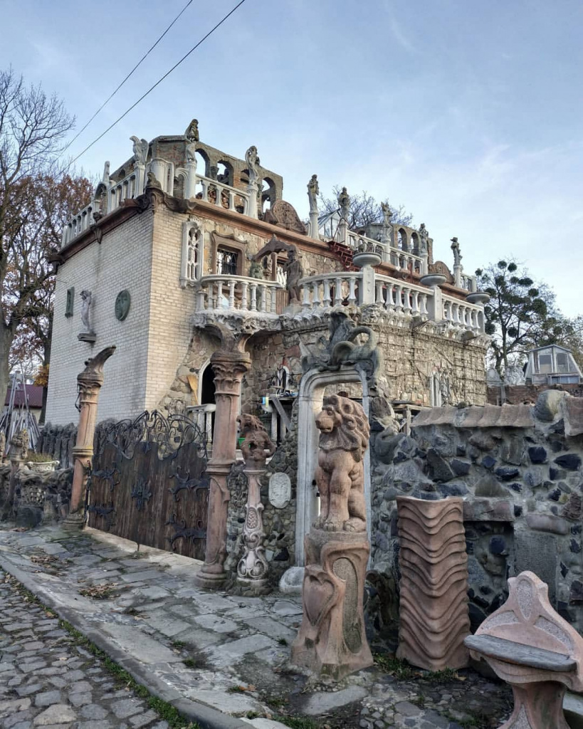Луцк, дом скульпторов. https://doba.ua/blog/chto-posmotret-v-lutske-za-1-den-vostorgaemsya-zamkovoi-kulturoy.html#issleduyem-staryy-gorod