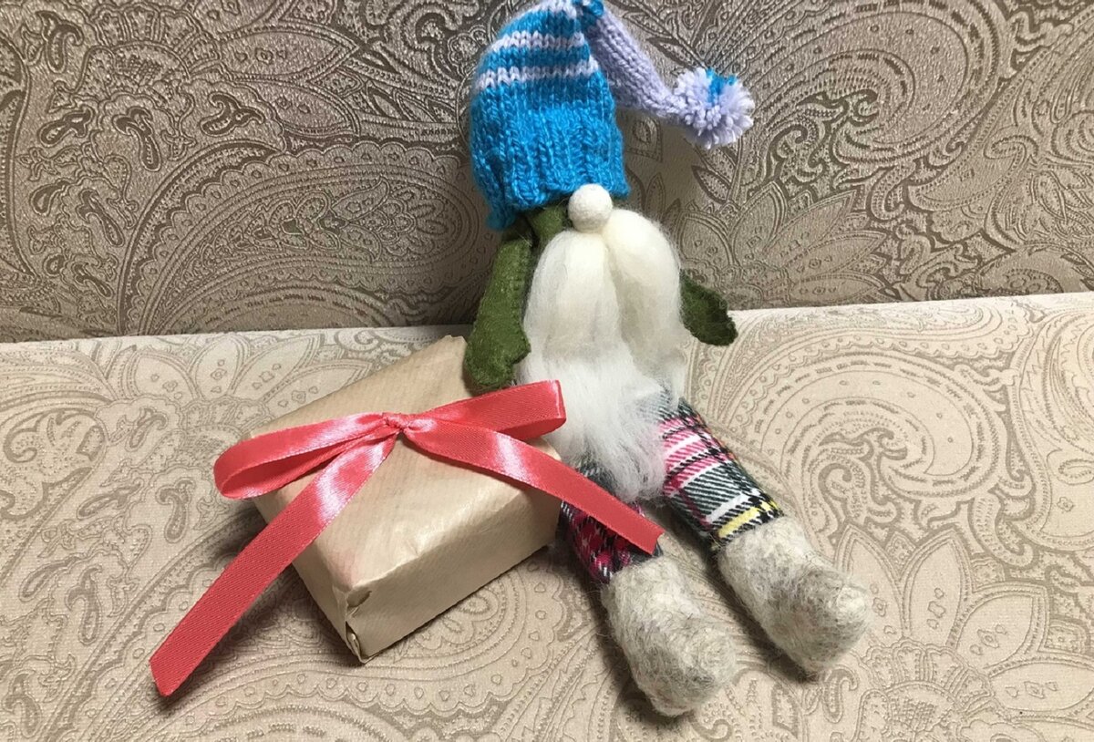 Новогодний  гном с подарком