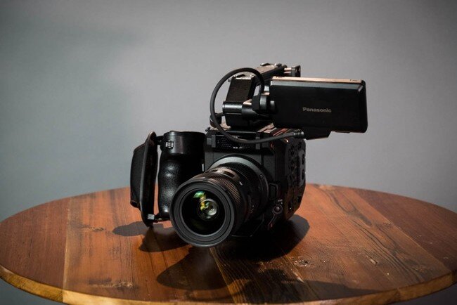  EVA1 со съемным объективом