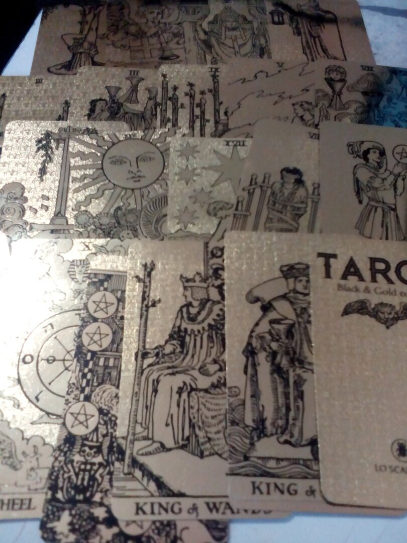 Чёрное на золоте. Неудачное освещение. А так это слиток золота у вас в руках!