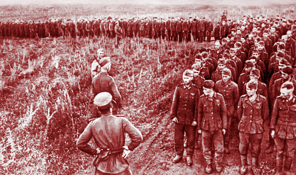 Колонна пленных гитлеровцев после Курской битвы. Фото 1943 года.