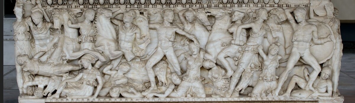 Аттический саркофаг со сценами битвы греков с амазонками. Мрамор. Салоники, Археологический музей. 220—230 года н. э.