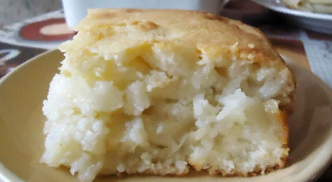 Наверняка вы знаете, что накормить современного ребенка манной кашей – это что-то за гранью фантастики. Я предлагаю вам маленькую хитрость: попробуйте приготовить манный пудинг с бананом и вы не поверите своим глазам: вашего ребенка за уши от него не оттянешь! Рецепт манного пудинга можно использовать для завтрака, а можно приготовить его на полдник, результат всегда одинаков. Получается вкусное и полезное блюдо, которое, кстати, любят и многие взрослые. Пудинг из манной каши можно подавать горячим и холодным, украсив его взбитыми сливками или сахарной пудрой.