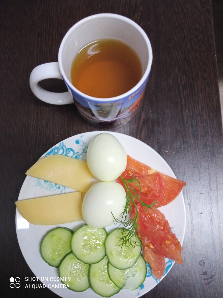 Завтрак:отварные яйца-120г., сыр нежирный-50г.,чай зеленый.К-373,5, Б27,53,Ж-12,У-42