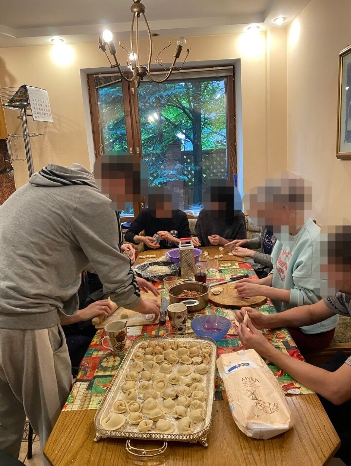 Бывшие маргиналы и люмпмены лепят пельмешки <3