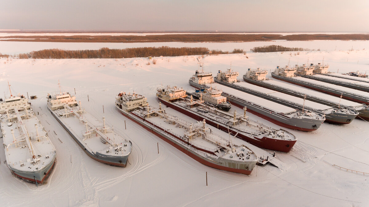 Вмерзшие в лед суда