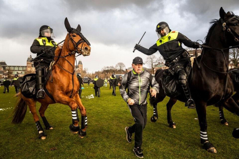 Конные полицейские придают ускорение протестующему 
