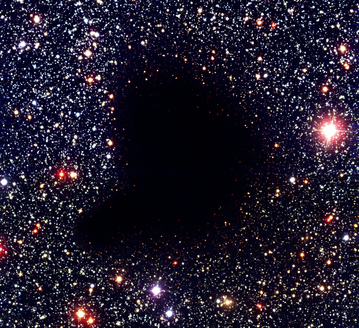 В тёмном молекулярном облаке Барнард 68 начнут образовываться новые звезды. Фото: ESO