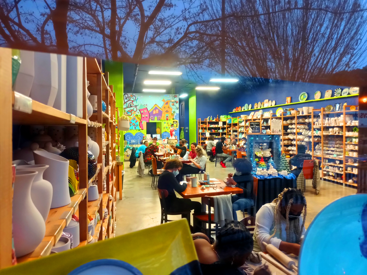 Взгляд вовнутрь мастерской с улицы. Фото автора